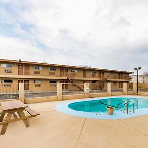 Oyo Hotel San Antonio Lackland Afb Seaworld Hwy 90 W